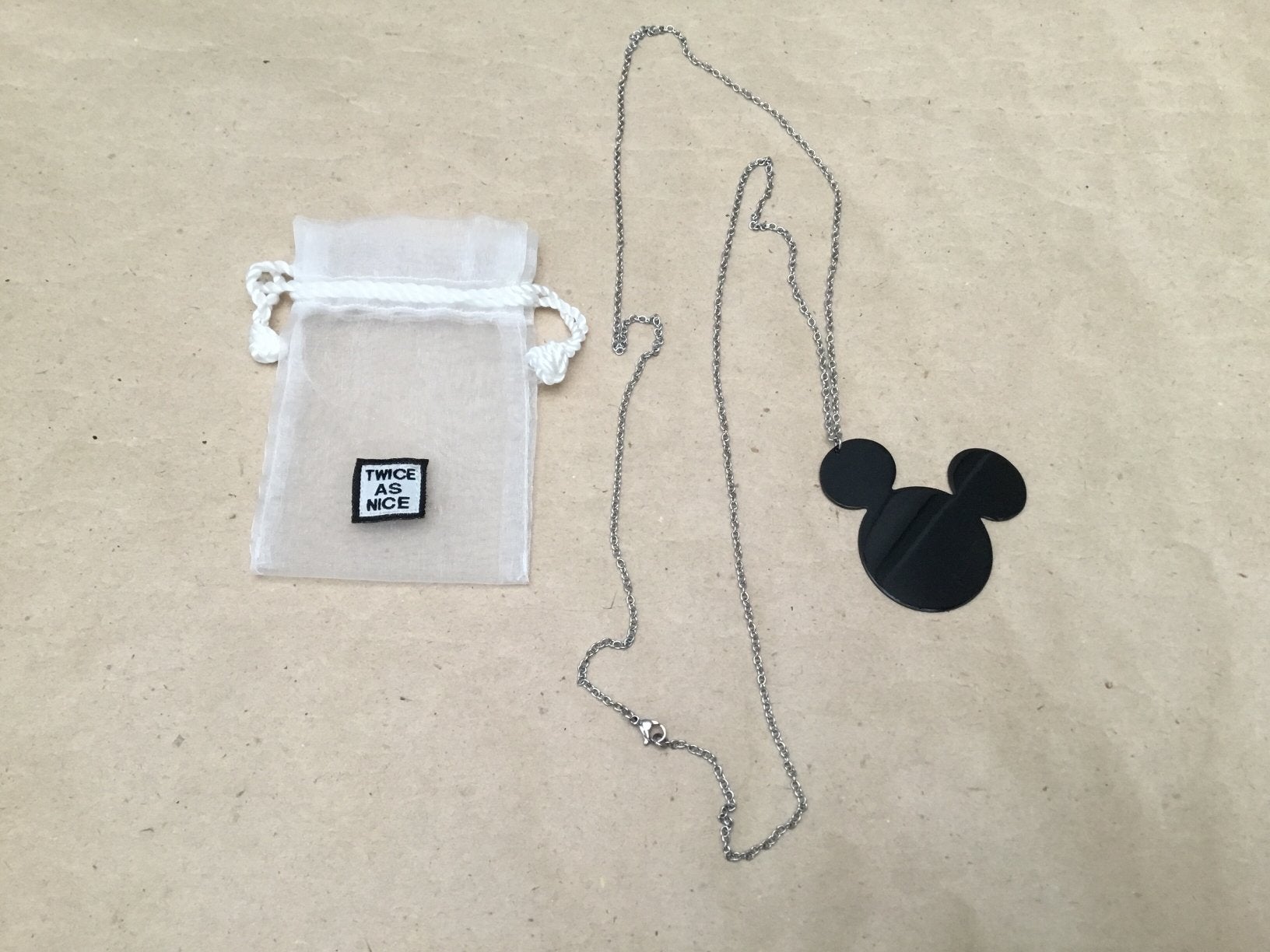 Collier Twice As Nice de la collection Mickey Mouse, Bijoux, Sacs & Beauté, Colliers, Enlèvement ou Envoi, Neuf, Noir, Autres matériaux