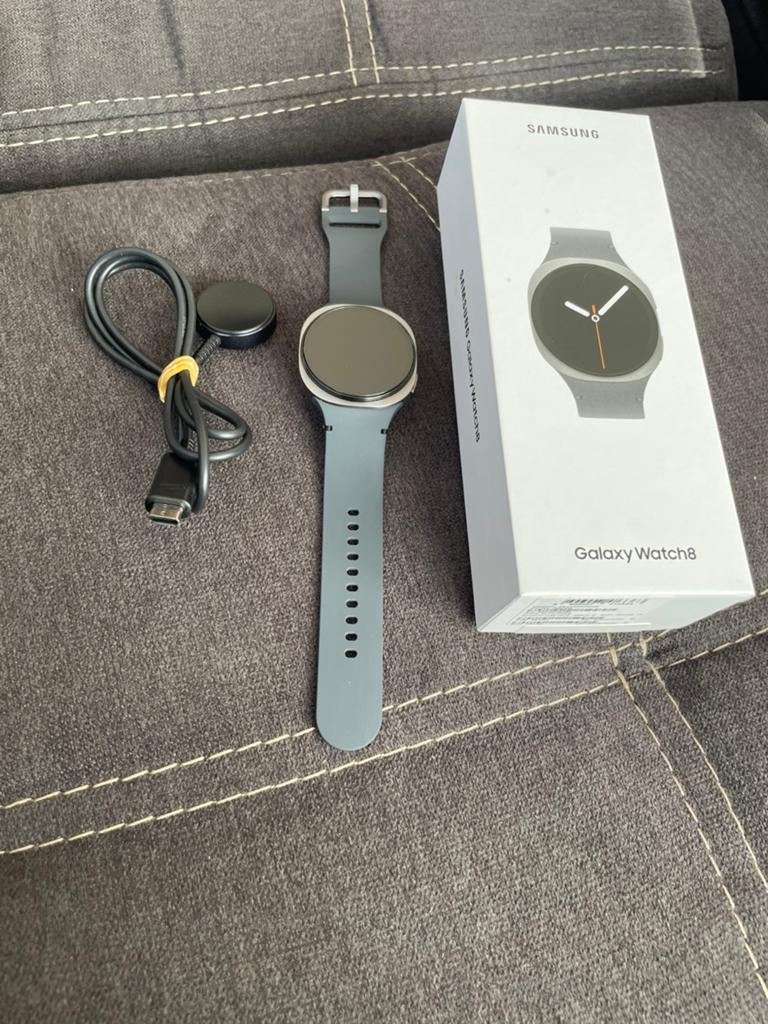 Samsung galaxy  smart watch 8 met lader en doos, Ophalen, Zo goed als nieuw