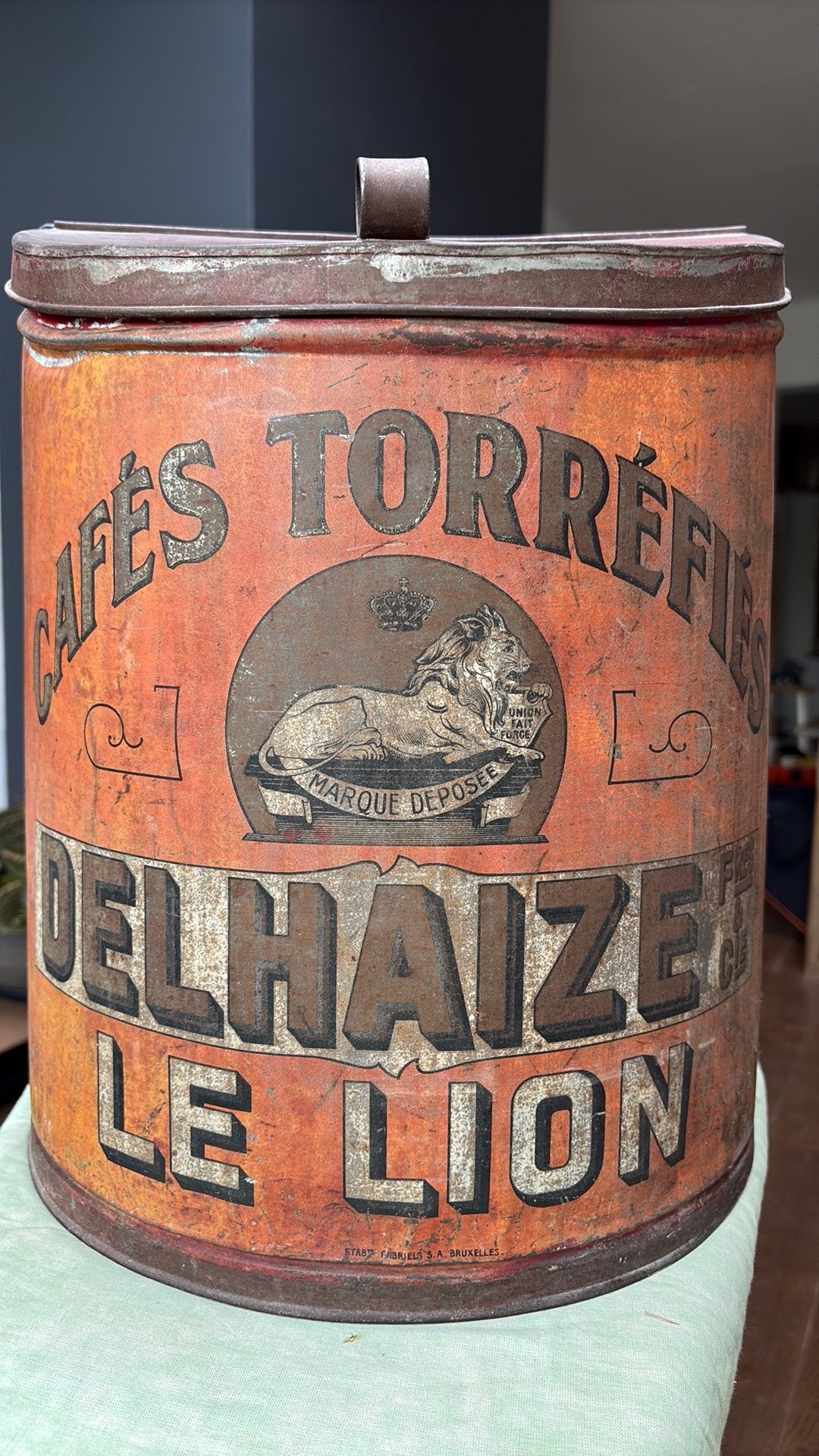 Groot antiek Delhaize Le Lion koffieblik – oude reclame 1920, Ophalen, Gebruikt, Koffie