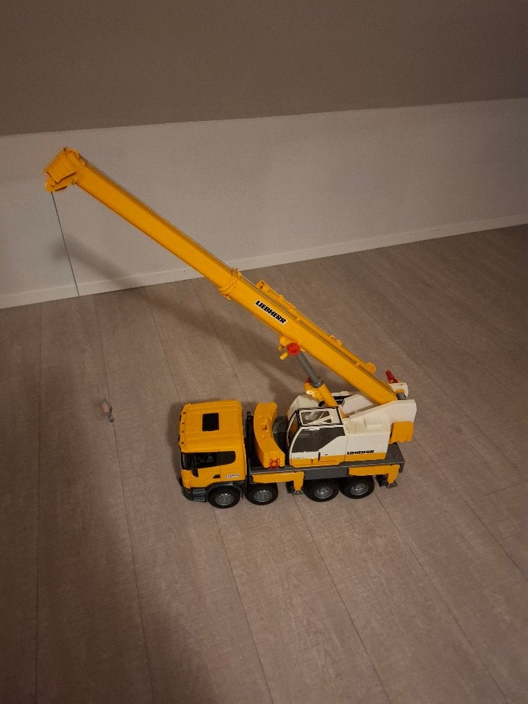 Bruder Scania Super 560R Liebherr kraanwagen, Ophalen