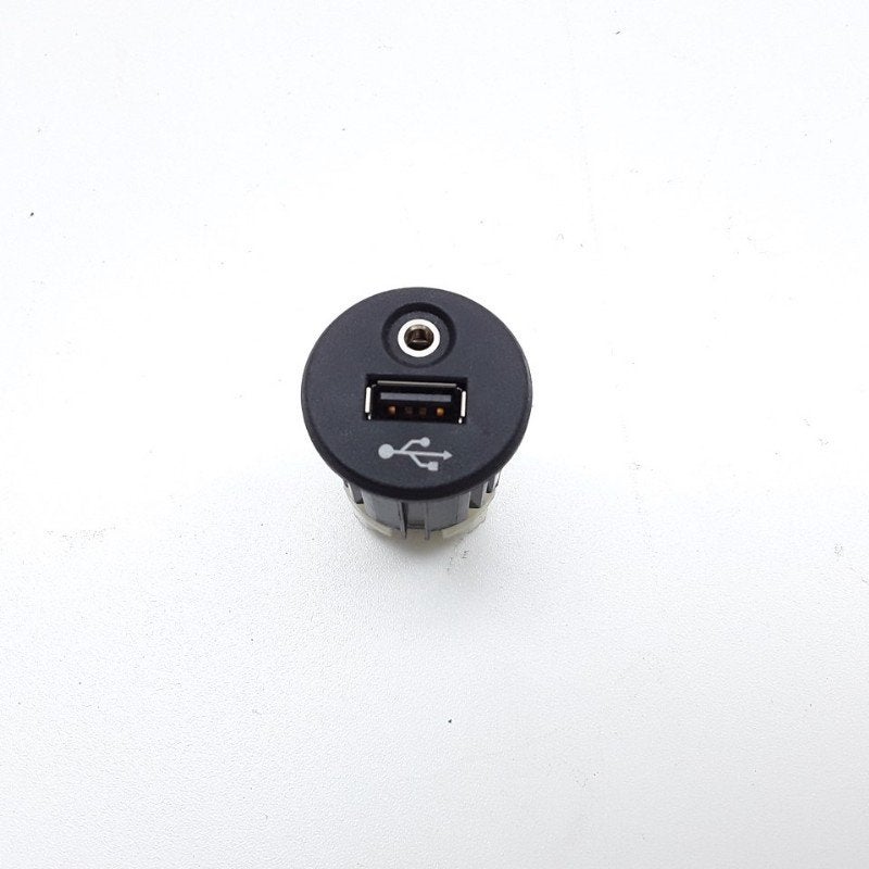AUX/USB POORT Nissan Juke (F15) (01-2010/12-2019), Gebruikt, Germany@nissan-services.eu, Kronenweg 38
50389  Wesseling, DE, Nissan