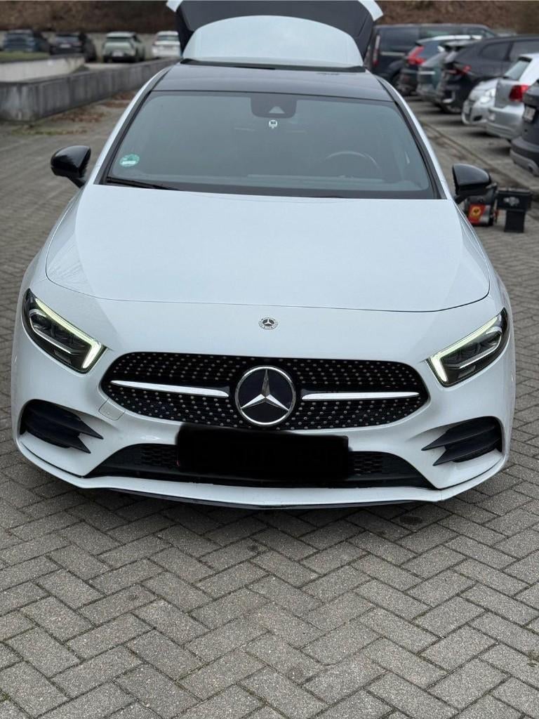 Mercedes A200d AMG Line FULL OPTION, Auto's, Mercedes-Benz, Automaat, Alcantara, Wit, 5 deurs