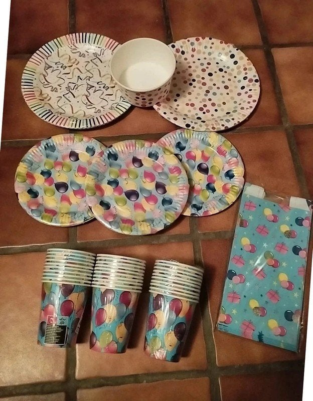 Kartonnen serviesset voor de verjaardag, Huis en Inrichting, Keuken | Servies, Ophalen, Nieuw