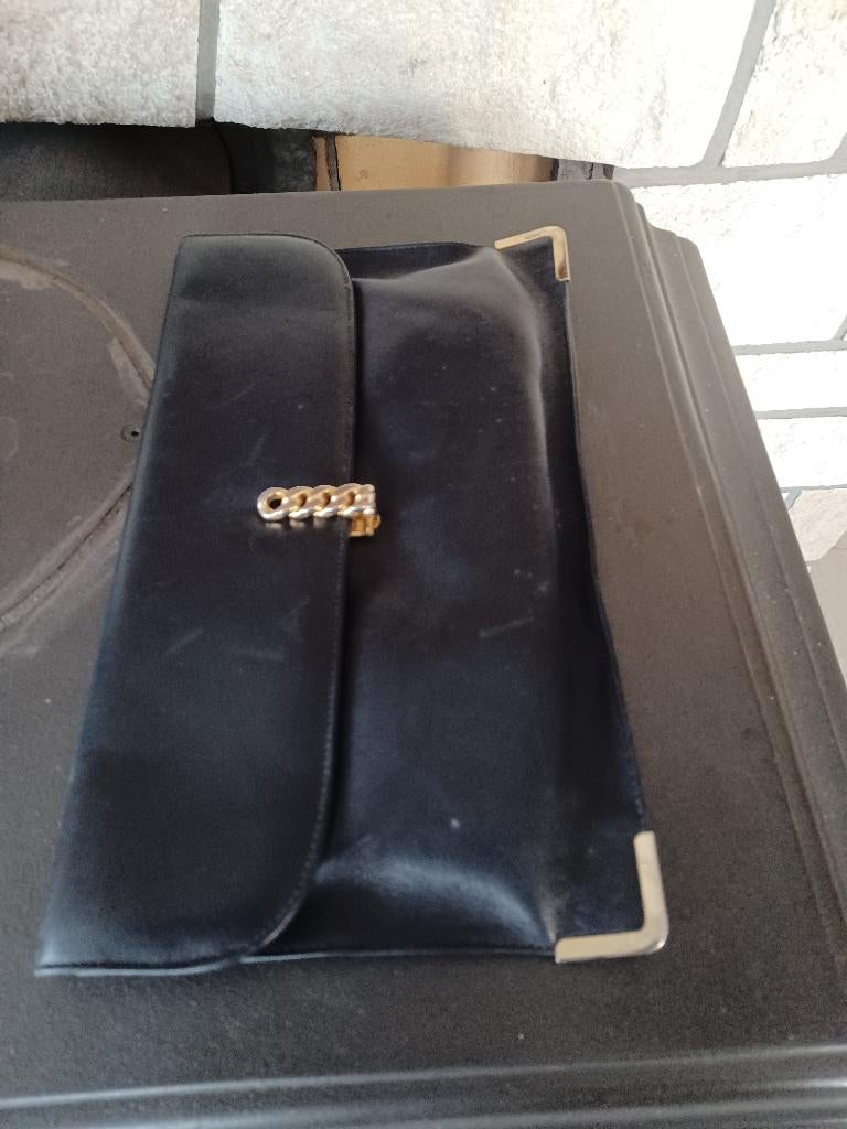 lederen zwarte handtas met koperen ketting, Handtassen en Accessoires, Tassen | Damestassen, Ophalen, Zo goed als nieuw, Handtas