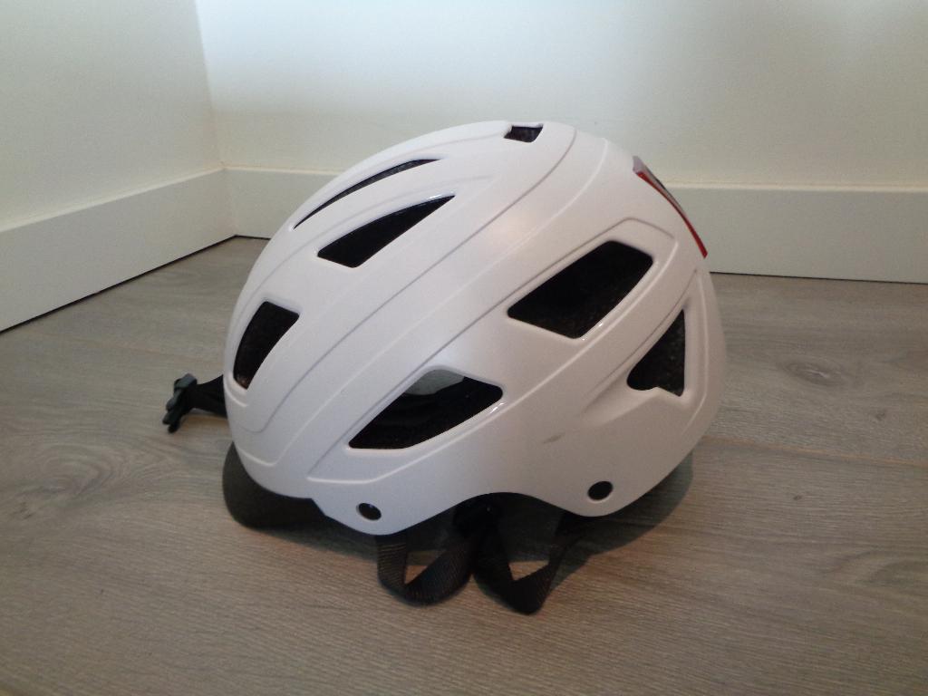 fietshelm met ingebouwd rood achterlicht, Fietsen en Brommers, Ophalen, Zo goed als nieuw, S, Jongen of Meisje