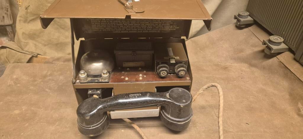 Telefoontoestel Type "D" V morse key is missing, Verzamelen, Militaria | Tweede Wereldoorlog, Verzenden, Landmacht, Overige typen