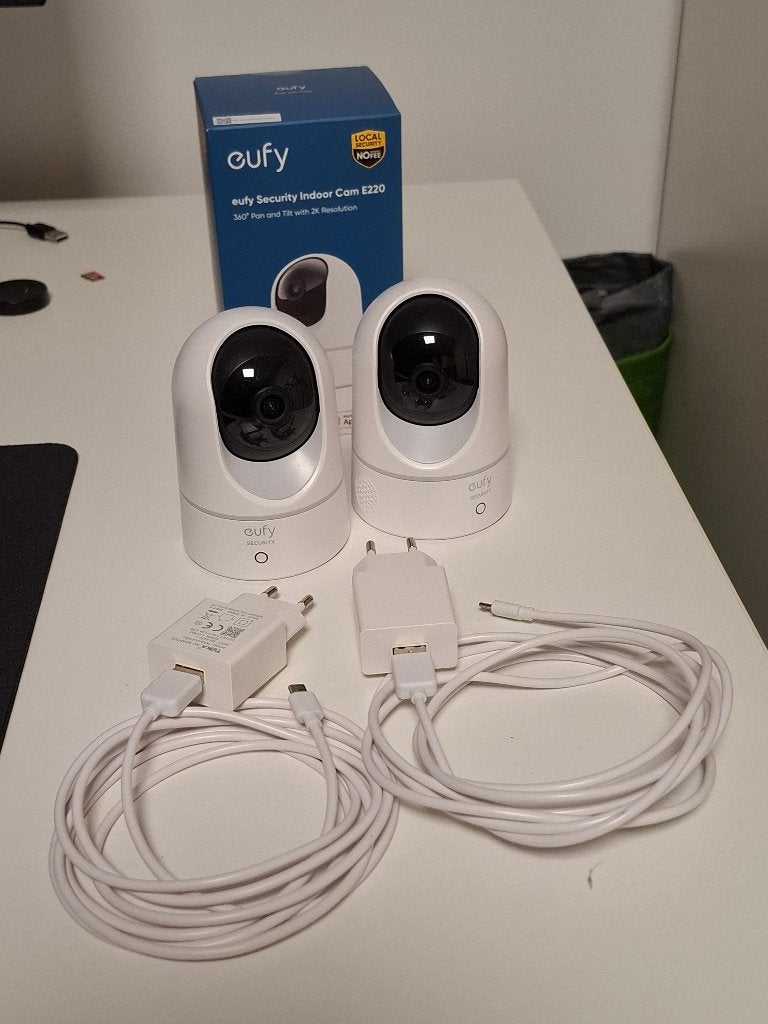2x Eufy 2K Pan and Tilt camera's, Ophalen of Verzenden, Zo goed als nieuw, Binnencamera