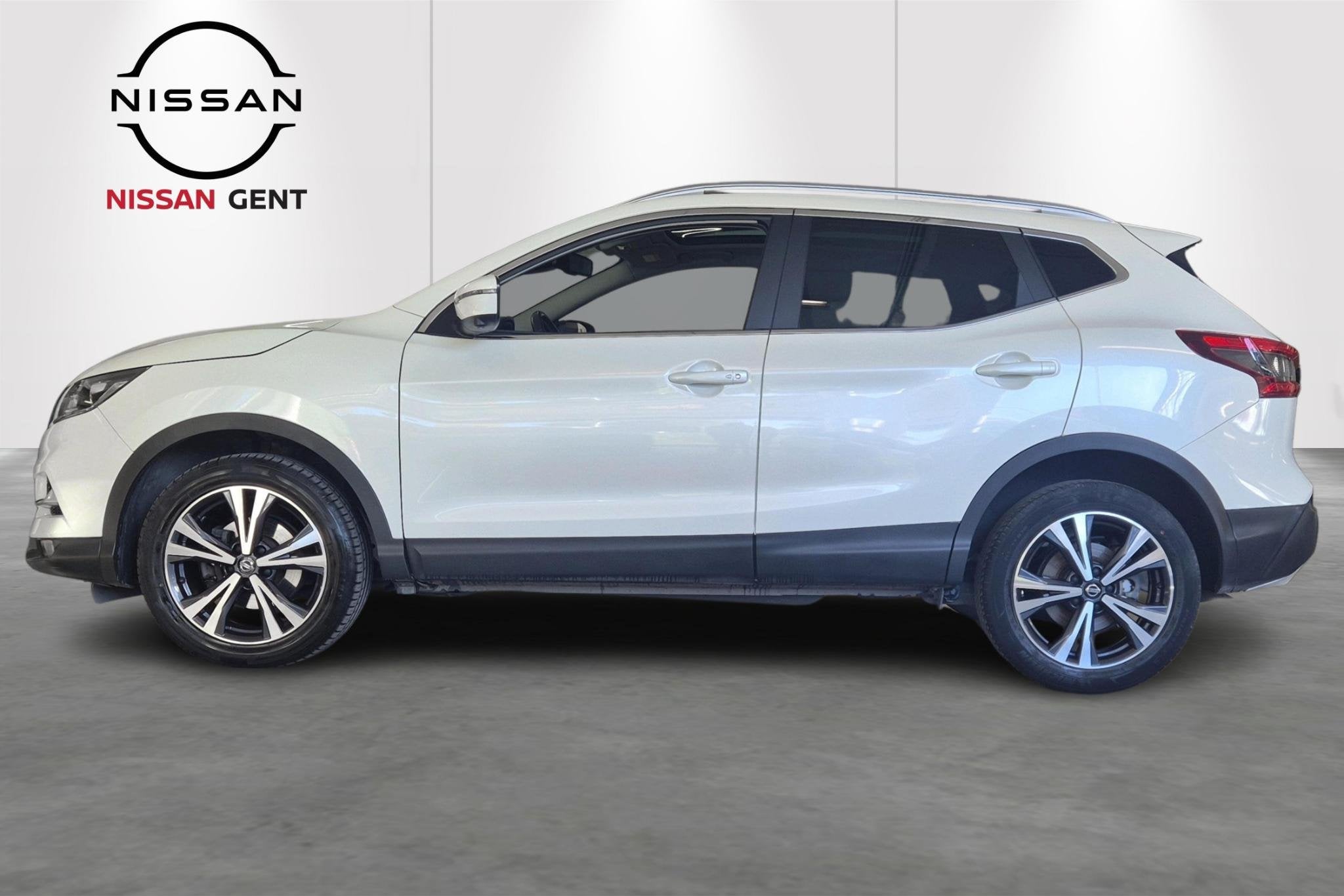 Nissan Qashqai DIG-T 140 N-Connecta Manueel/360 Camera/Navig, Auto's, Voorwielaandrijving, Gebruikt, Zwart, Wit