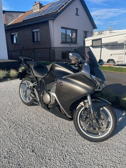 Honda VFR1200F, Motos, Motos | Honda, Particulier, Tourisme, plus de 35 kW, 4 cylindres, ABS, Transmission par cardan, Poignées chauffantes