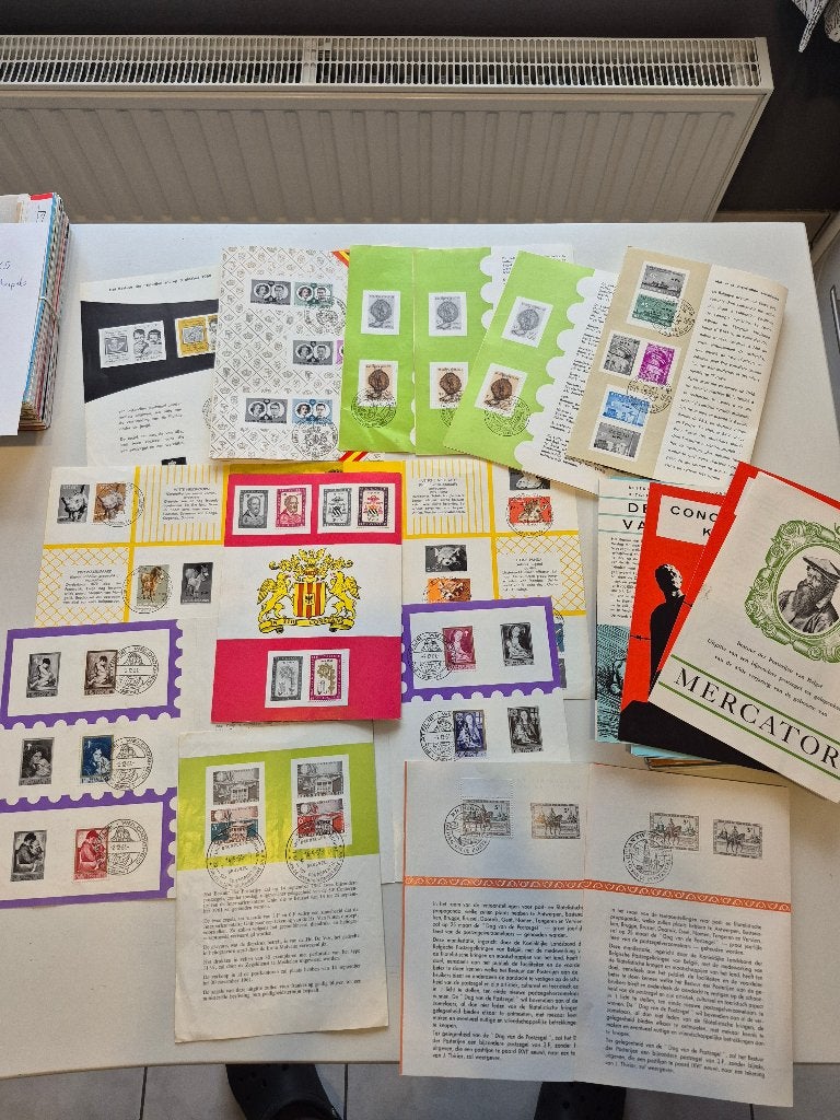 Dossiers postaux par lots et FDC, Timbres & Monnaies, Enlèvement ou Envoi