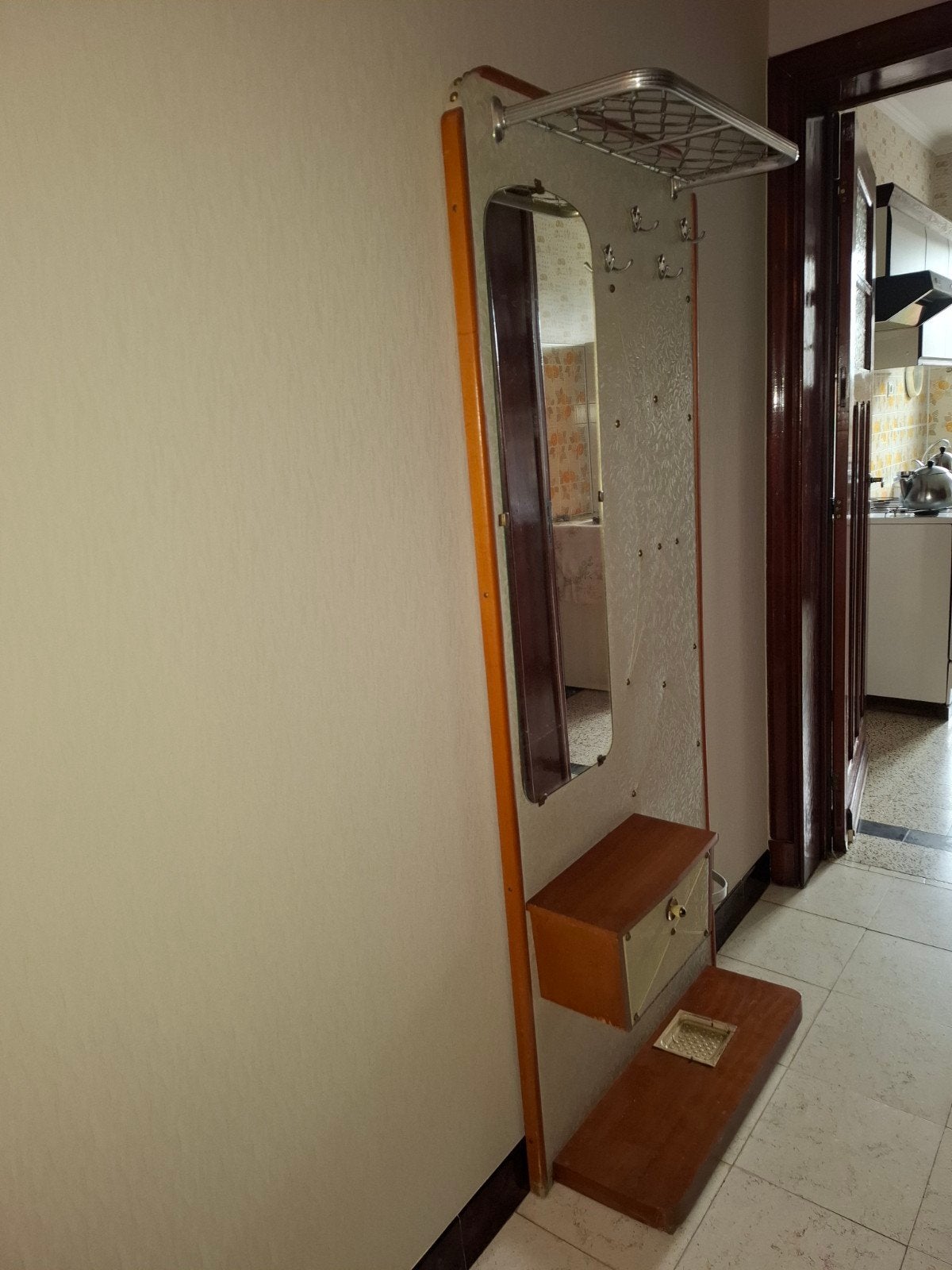 Vintage wandgarderobe, Ophalen