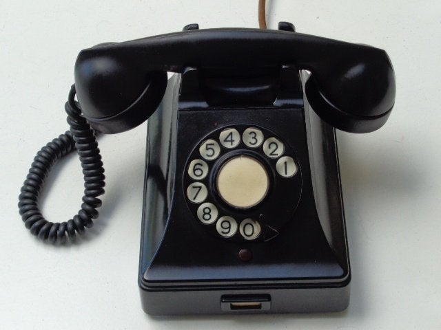 Oude Telefoon in Bakeliet met Draaischijf uit 1957, Télécoms, Enlèvement ou Envoi, Utilisé, Avec cadran rotatif