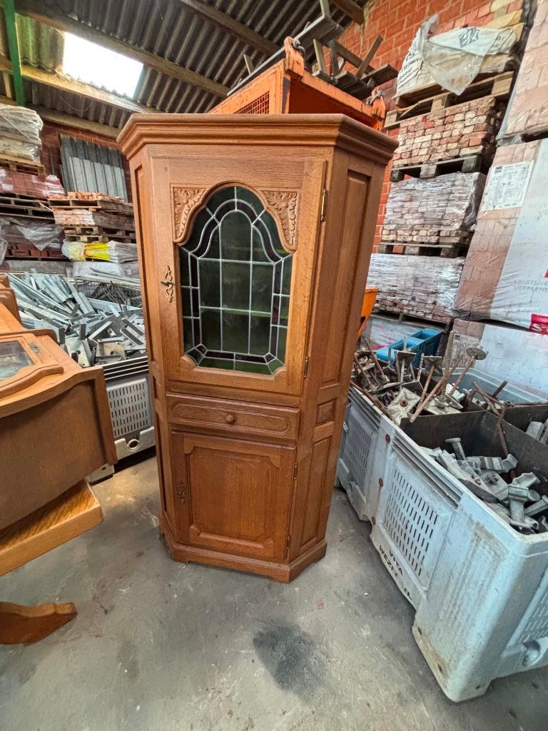 Antieken kast met brandglas, Ophalen