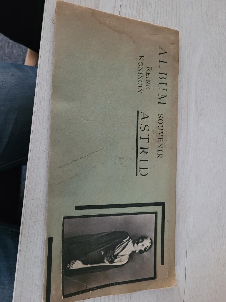 Ancien livre d'images de la reine Astrid, Enlèvement ou Envoi, Utilisé, Carte, Photo ou Gravure