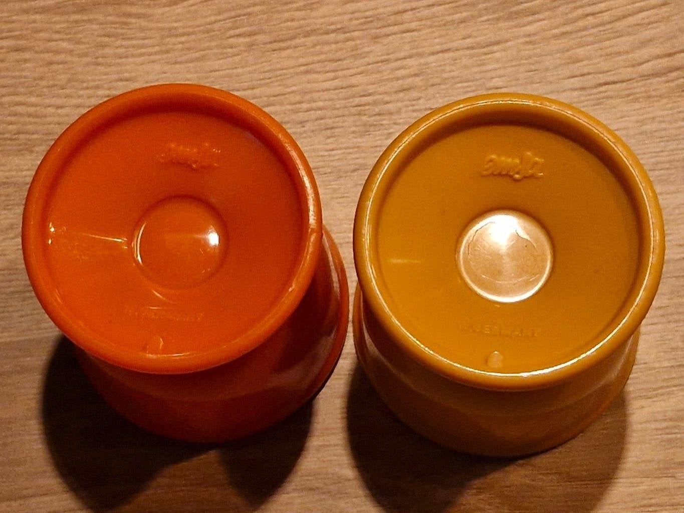2 Emsa eierdopjes, plastic merk Emsa, 5 cm hoog, Retro items, Ophalen of Verzenden, Huis en Inrichting