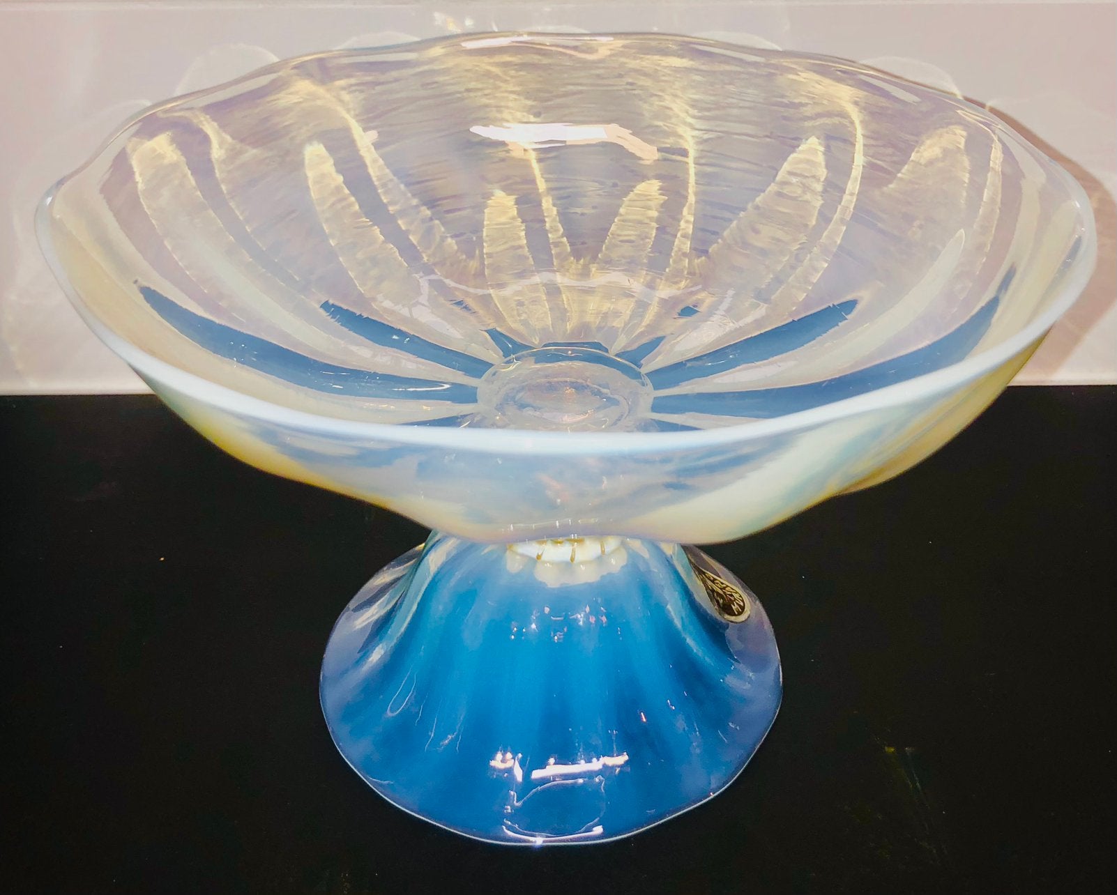 Belle balance vintage en opaline Murano sur pied — Mazzega, Antiquités & Art, Enlèvement ou Envoi