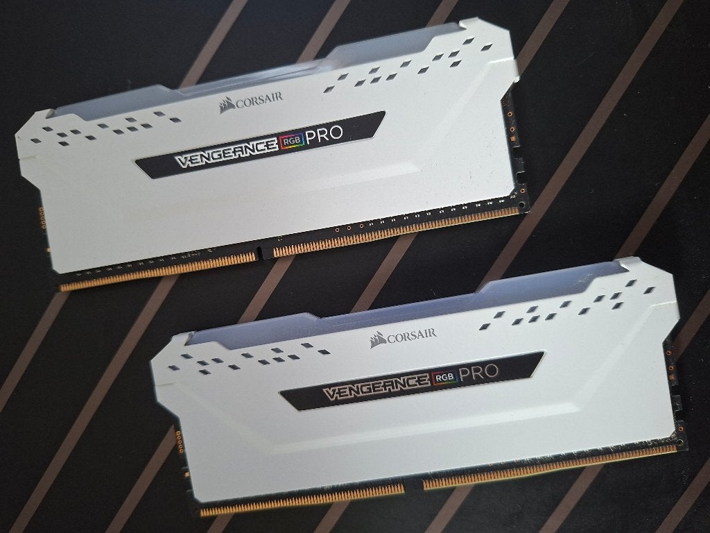 Ram DDR4 RGB 2x8 gb, Informatique & Logiciels, Enlèvement ou Envoi, DDR4, Comme neuf, Desktop