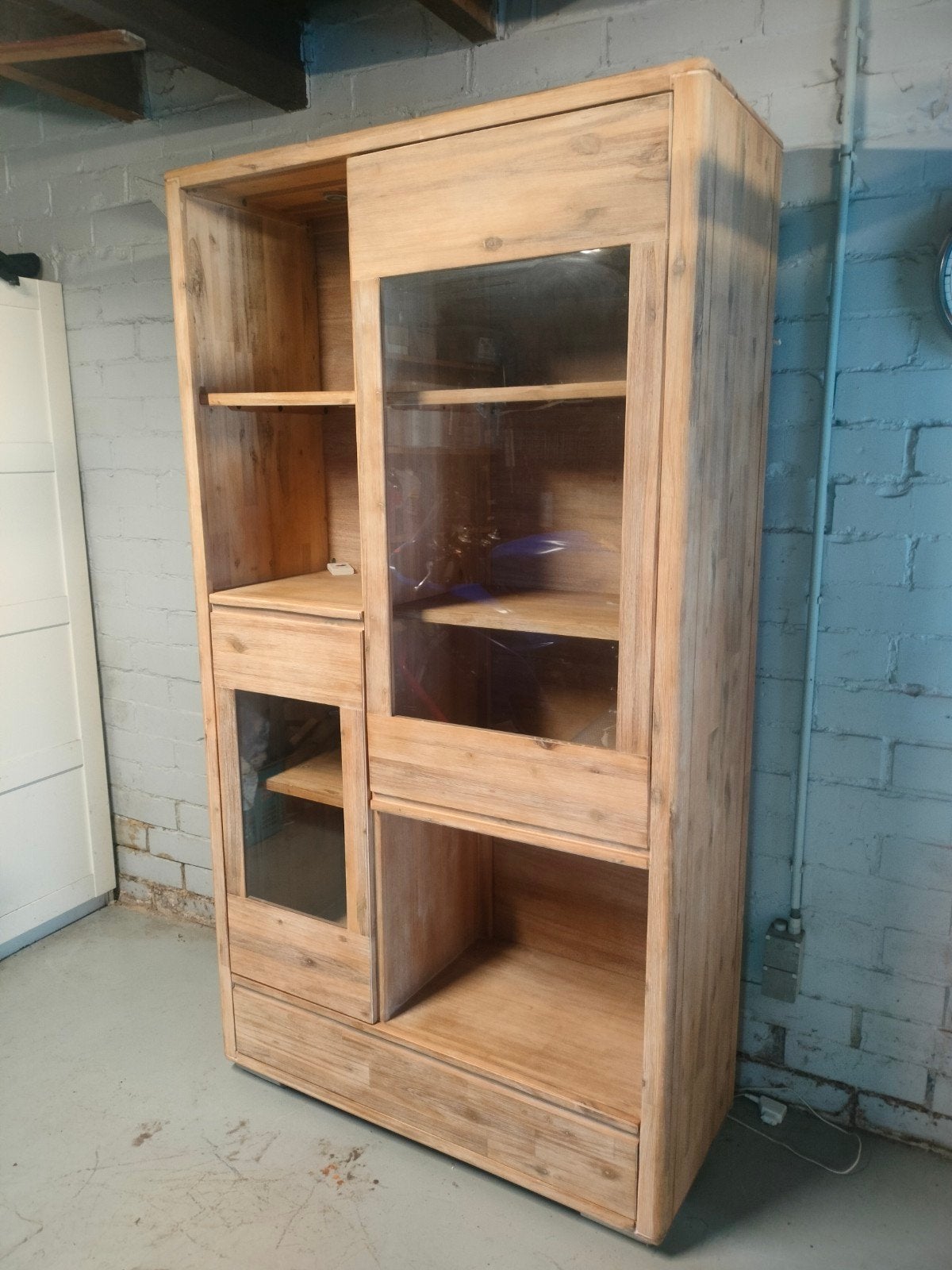 Kast vitrine, Enlèvement