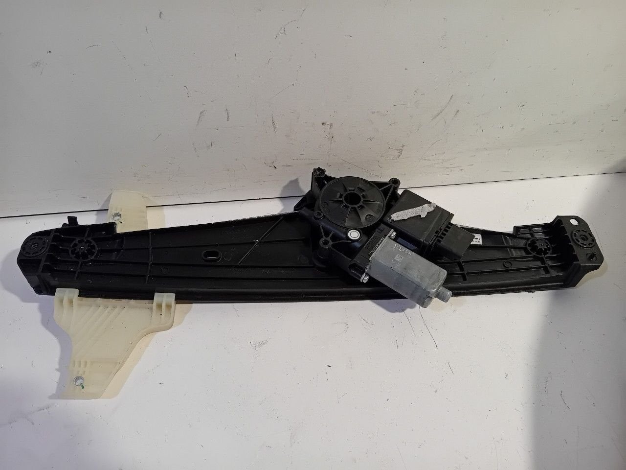 Raammechaniek elektrisch links achter Peugeot 3008, Onderdelen@venauto.nl, Van der Ven Autorecycling B.V., Ettenseweg 76, 4706 PB Roosendaal, The Netherlands