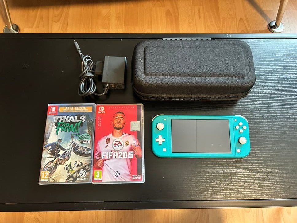 Nintendo Switch Lite Turquoise + 2 spellen, Ophalen of Verzenden, Turquoise, Zo goed als nieuw, Met beschermhoes of tas