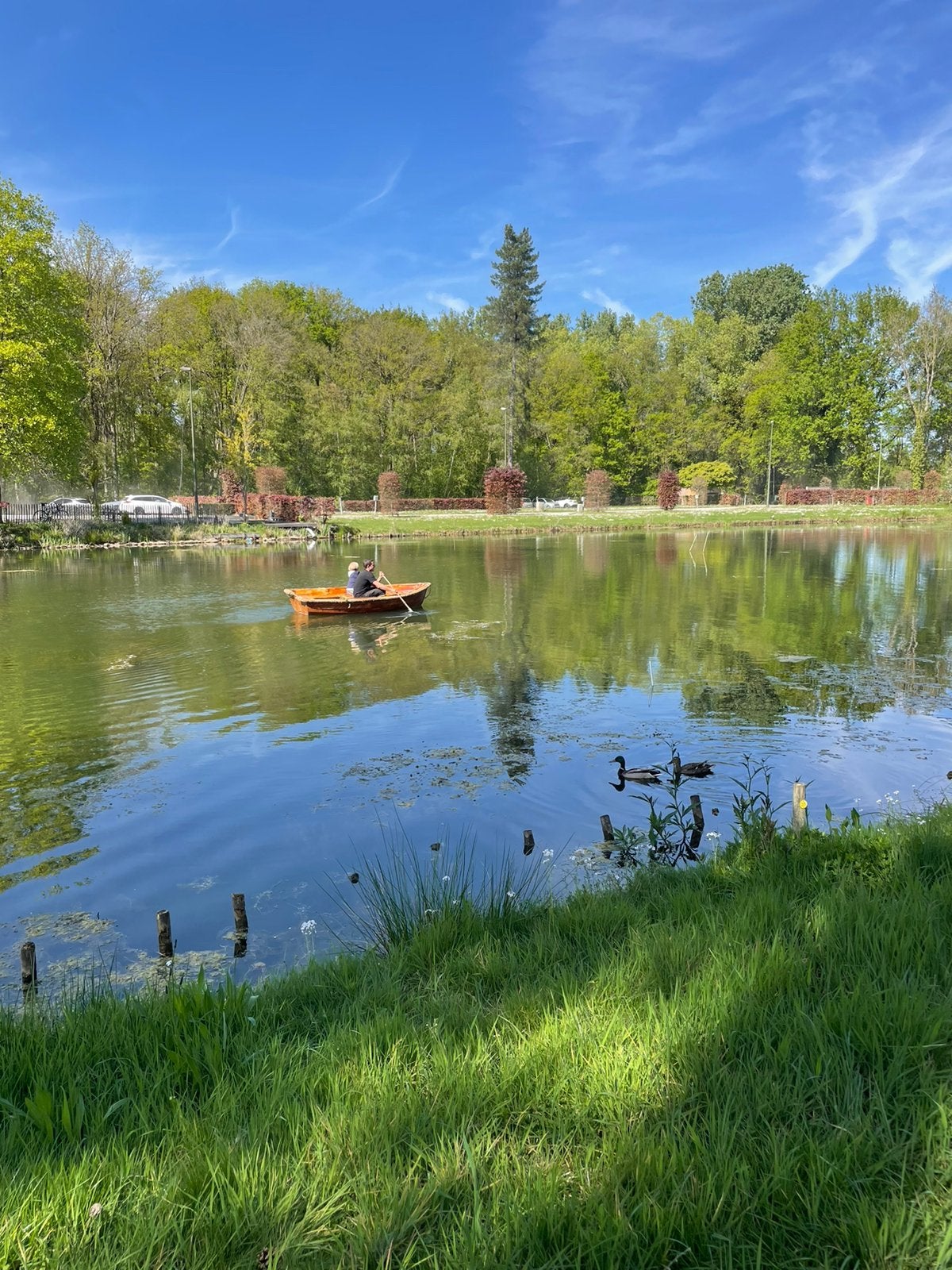 Kleine chalet op heel rustig verblijspark aan water.