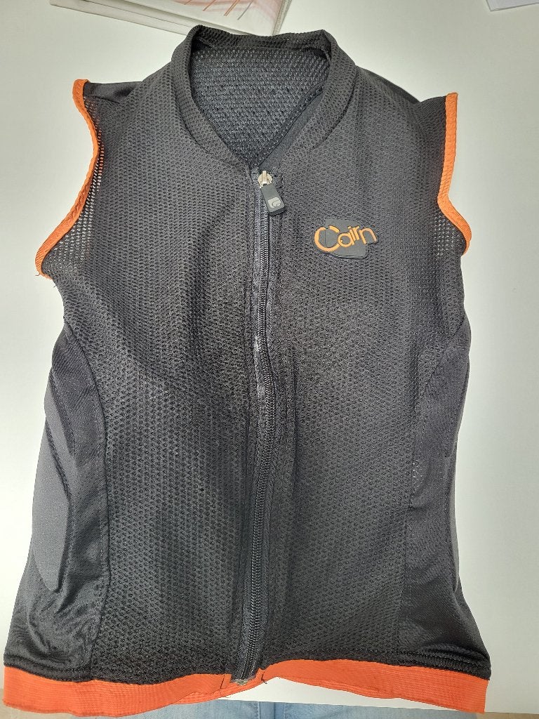 Rugbescherming kind Cairn in prima staat, Sport en Fitness, Gebruikt, Kleding, Ski, Ophalen