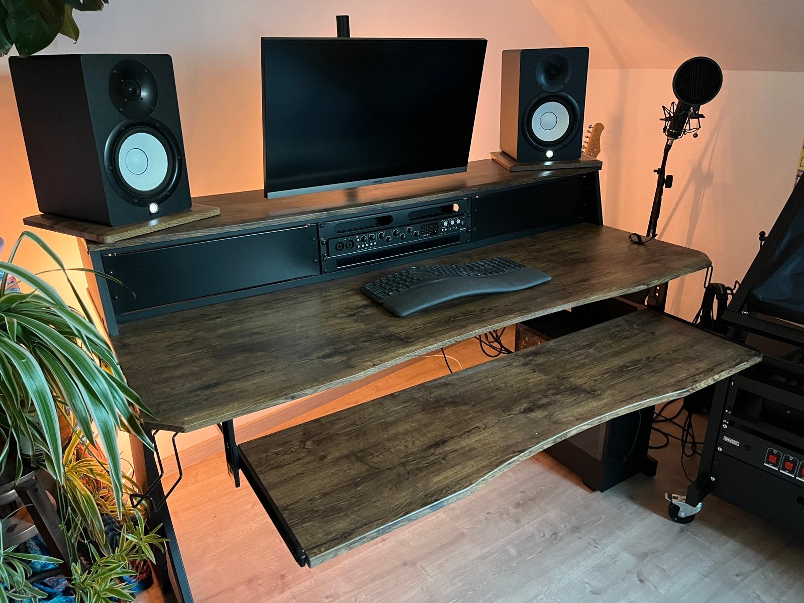 Thomann Studio Desk, Huis en Inrichting, Bureaus, Ophalen, Kabelgoot, Zo goed als nieuw