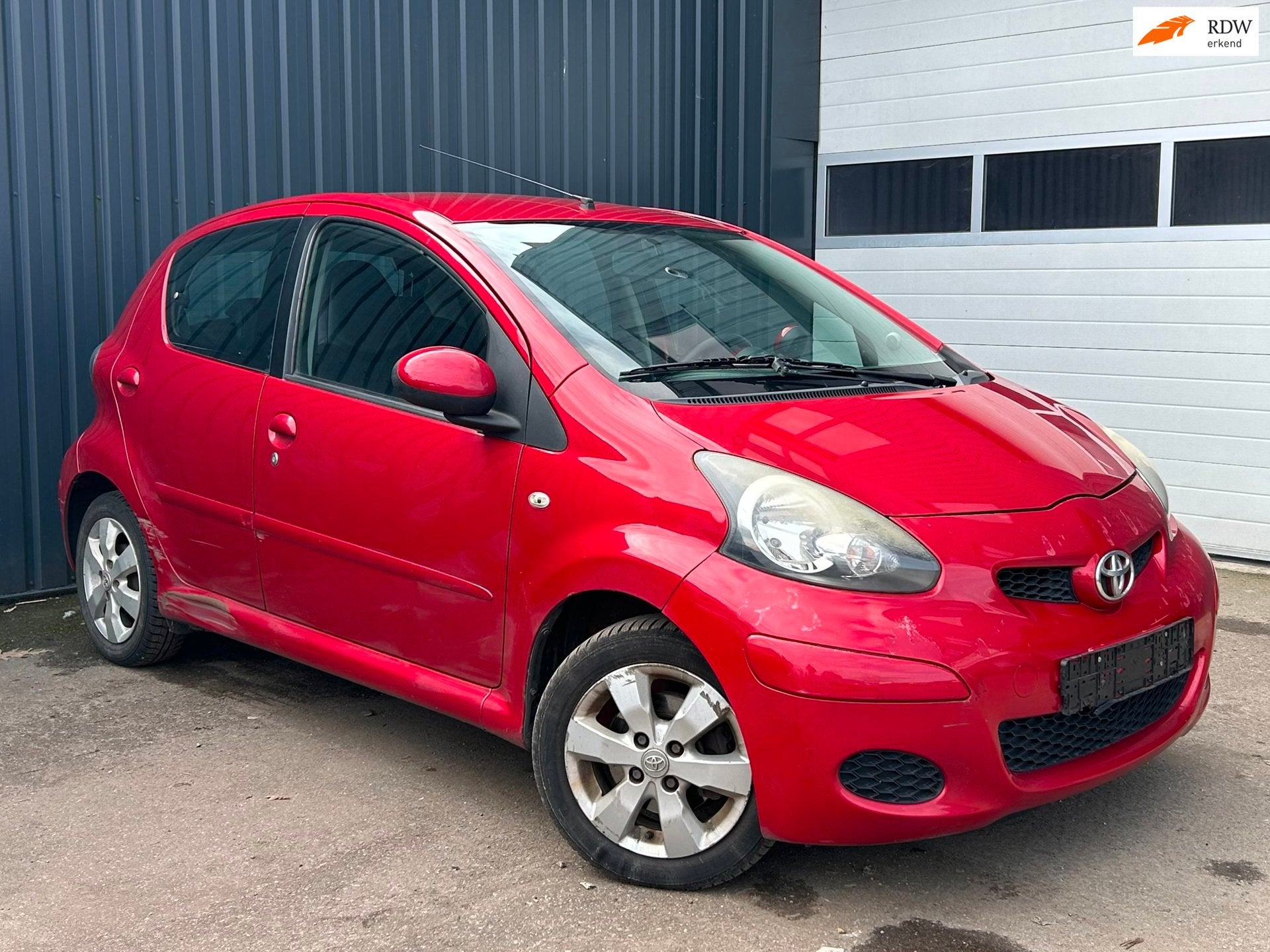 Toyota Aygo 1.0-12V Aspiration Red Navigator, Auto's, Voorwielaandrijving, 4 zetels, Elektrische ramen, Alcantara