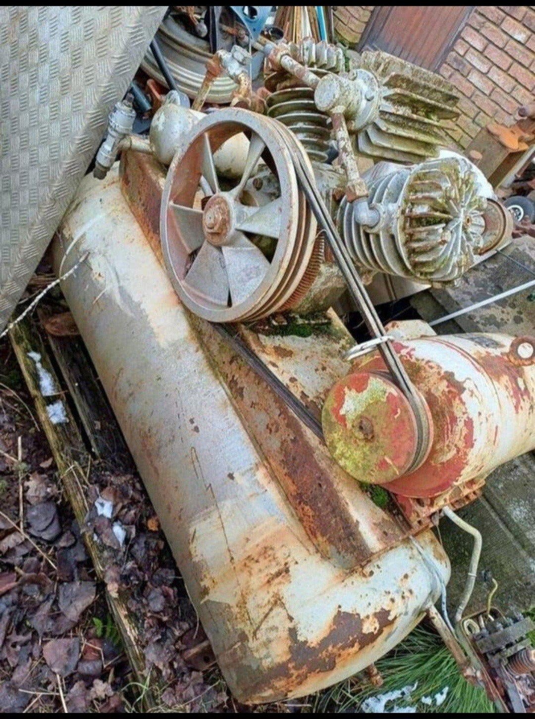 grote garagecompressor in werkende staat, Ophalen