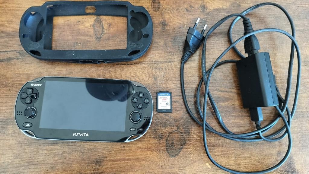 Ps vita + hoesje + lader + Need For Speed most wanted, Games en Spelcomputers, Ophalen of Verzenden