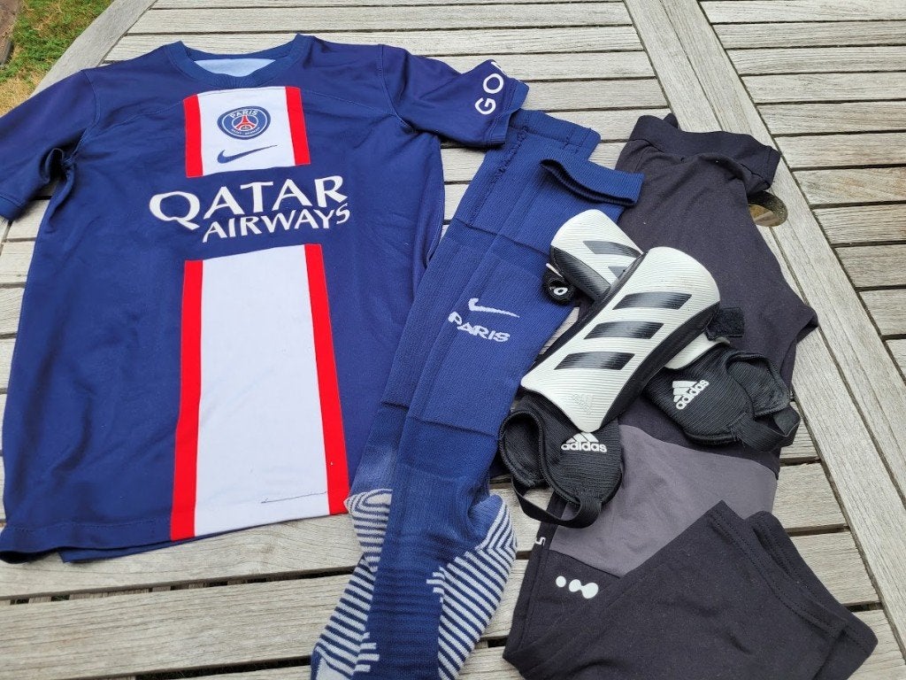 Équipement de football + maillot du PSG 147, Enlèvement ou Envoi, Comme neuf, Garçon ou Fille, Vêtements de sport ou Maillots de bain