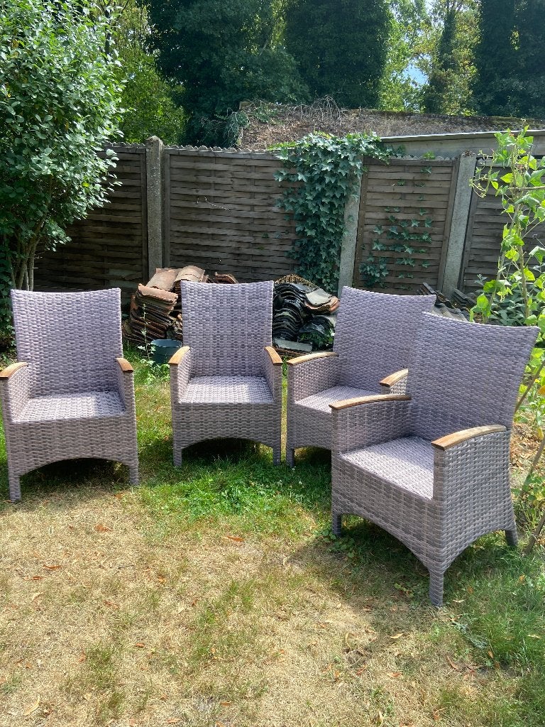 4 lichtgrijze wicker tuinstoelen met houten leuningen, Ophalen, Gebruikt, Wicker