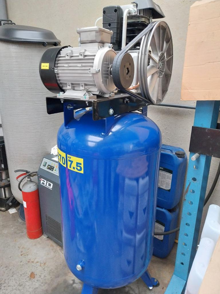 Compressor 270l ,3maand oud, Doe-het-zelf en Bouw, Ophalen