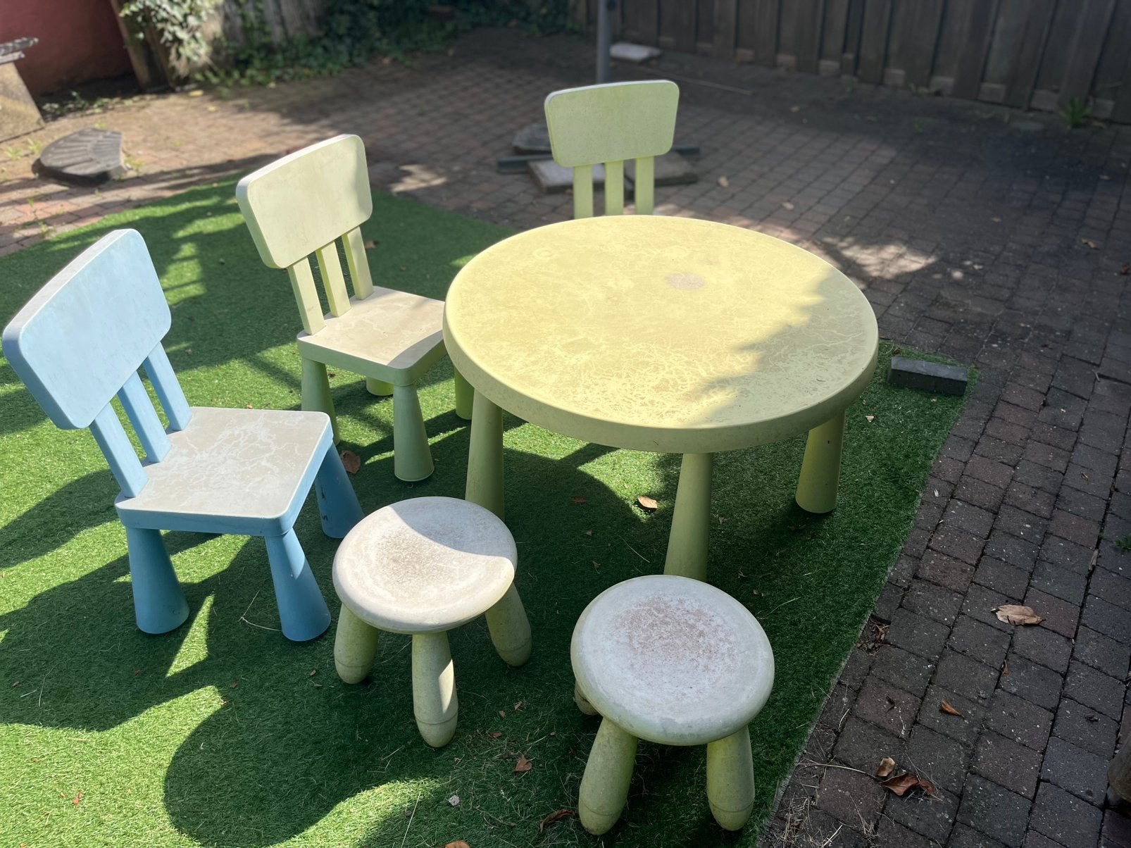 Kinder picknickset, tafel 3 stoelen, 2 krukjes, Tuin en Terras, Ophalen, Zo goed als nieuw