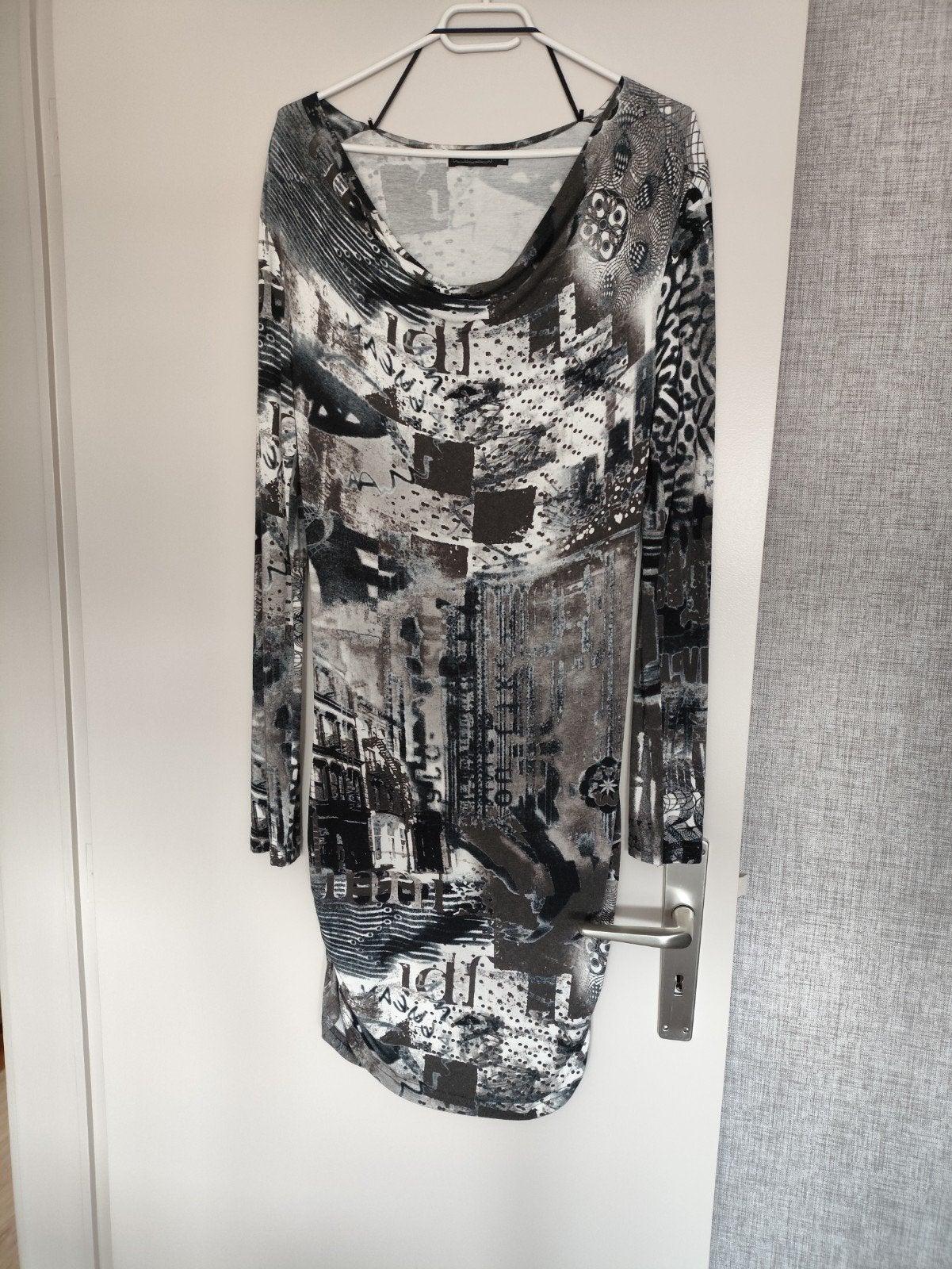 Dames half lang kleedje merk geisha maat M, Kleding | Dames, Ophalen of Verzenden