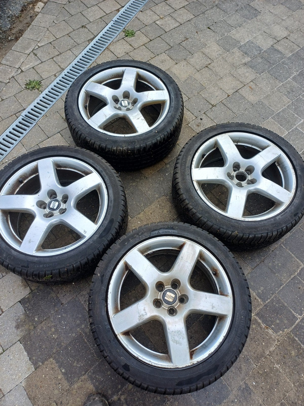 velgen en winterbanden van een Seat Leon, Auto-onderdelen, Banden en Velgen, Ophalen, Gebruikt, Banden en Velgen, 17 inch