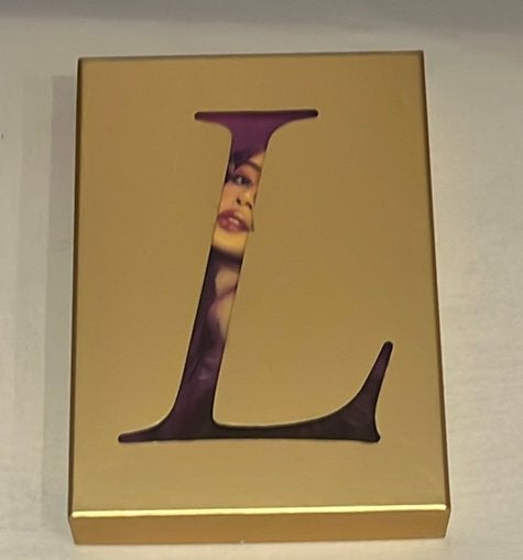 Blackpink album Lalisa Gold editie, Enlèvement