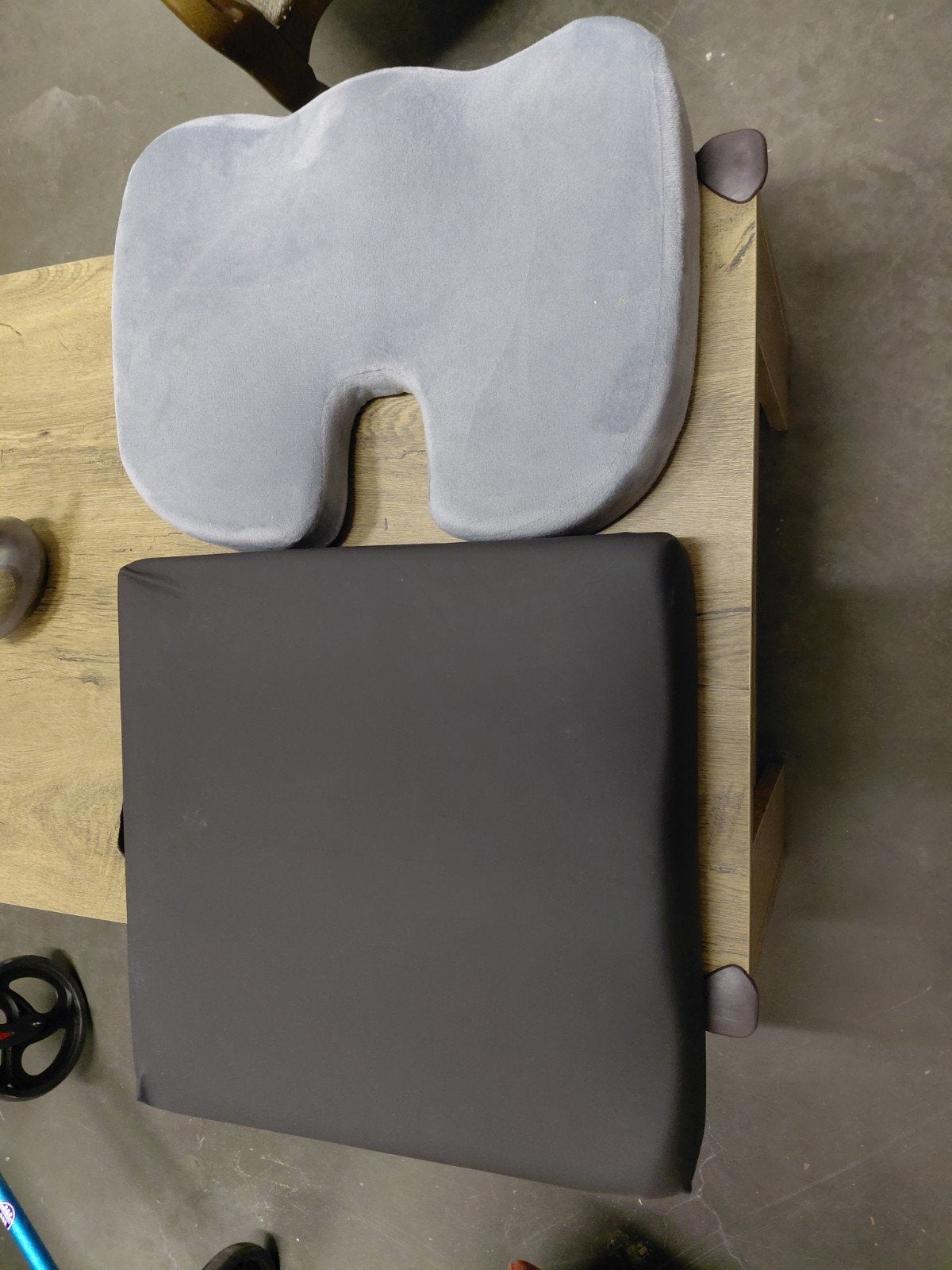 2 ergonomomische kussens om in een stoel te zetten. 1 voor 1, Ophalen
