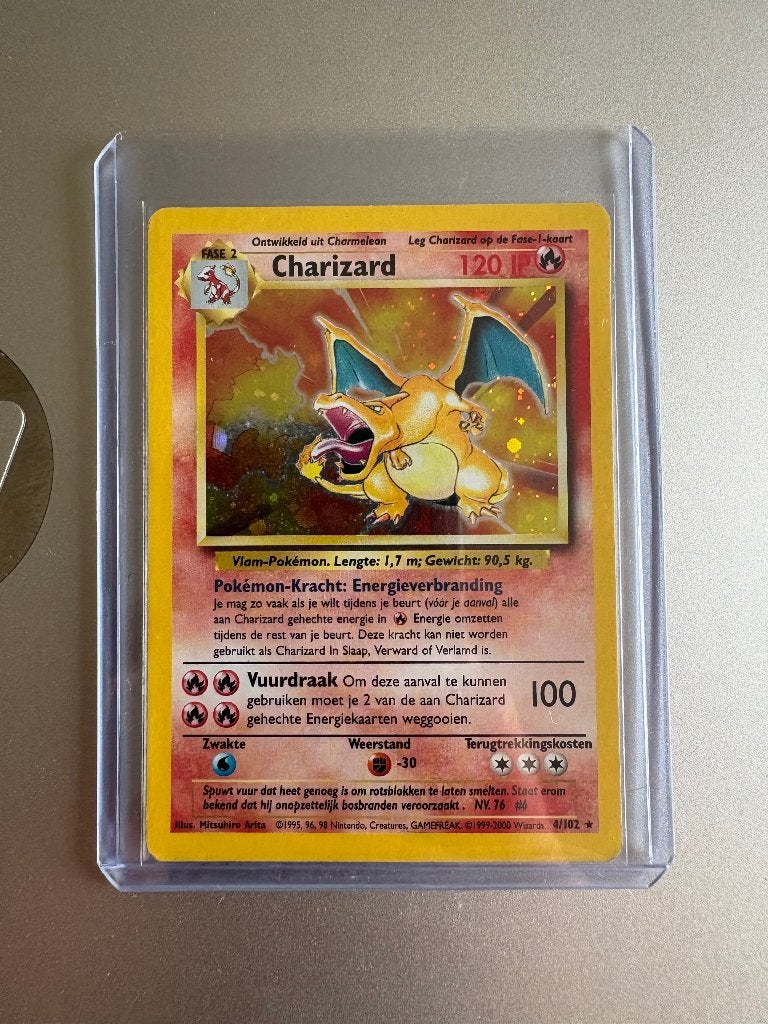 Charizard holo base-set, Hobby en Vrije tijd, Ophalen of Verzenden, Zo goed als nieuw, Losse kaart