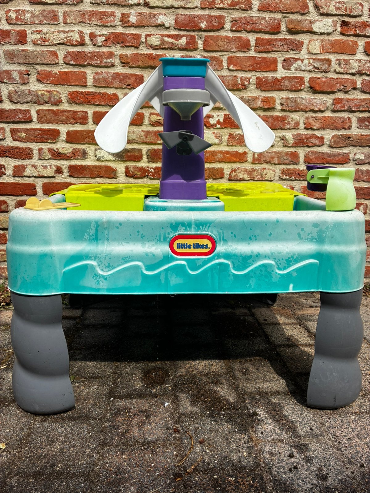Little Tikes zand- en waterspeeltafel met glijbaan – €40, Kinderen en Baby's, Ophalen, Gebruikt