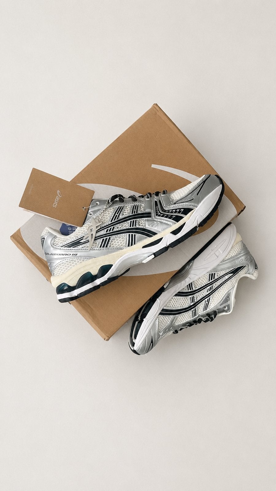 ASICS GEL-KAYANO in de kleur Silver/White., Kleding | Heren, Schoenen, Nieuw, Ophalen of Verzenden, Wit, Sportschoenen
