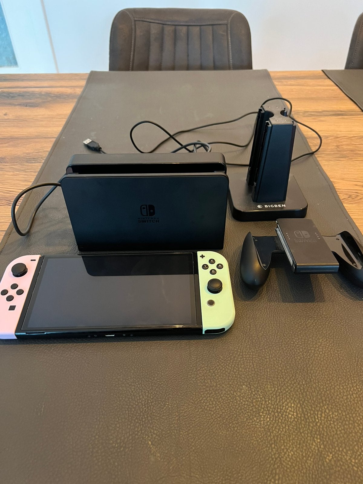 Nintendo switch OLED met bigben charge dock voor controller, Consoles de jeu & Jeux vidéo, Consoles de jeu | Nintendo Switch, Enlèvement