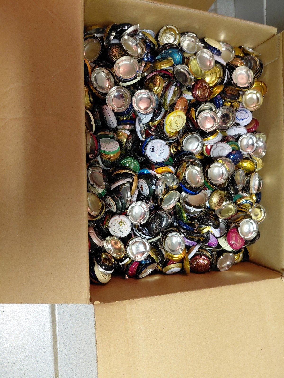 doos 2 vol mousseux capsules ( cava, cremant,spumante,...), Verzamelen, Ophalen, Gebruikt
