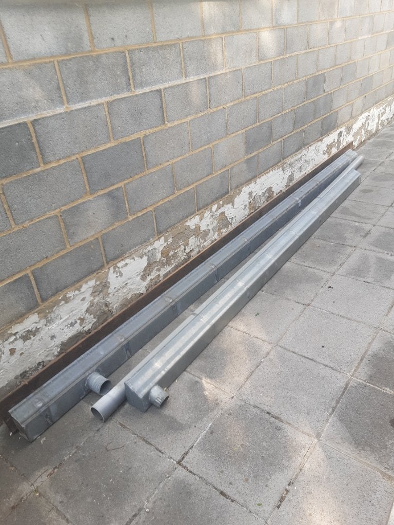 💥2 gouttières en Zinc cm 320/420 1 rive de face 1 tuyau, Bricolage & Construction, Tuyaux & Évacuations, Enlèvement, Utilisé