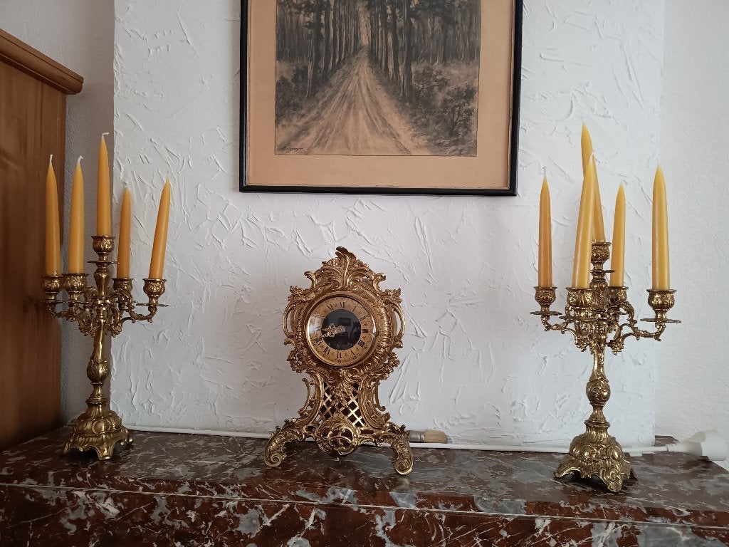 Rococo-stijl schouwgarnituur: klok + 2 kandelaars (5 armen), Enlèvement