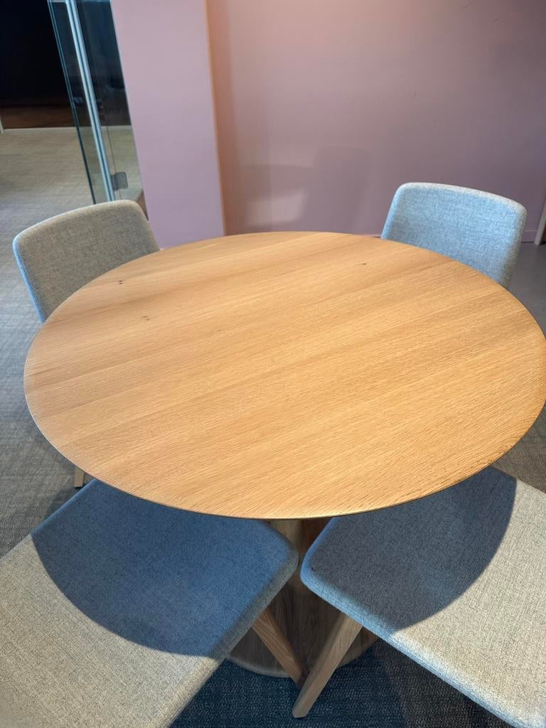 Torsion eettafel van Ethnicraft - Eik. Prijs verlaagd, Ophalen, Zo goed als nieuw, Rond