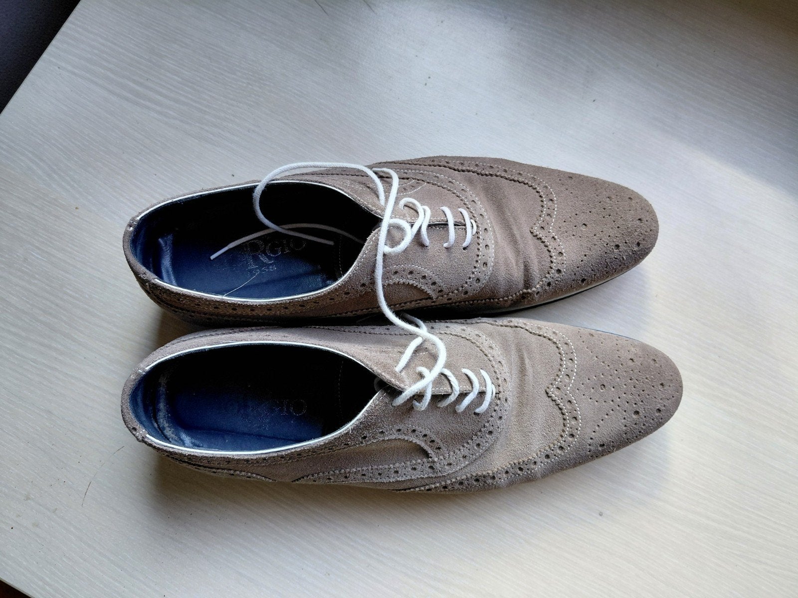 Beige geklede herenschoenen, Ophalen