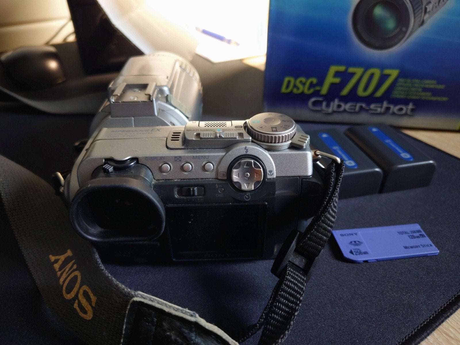 Sony DSC-F707, Ophalen, Accu, Sony