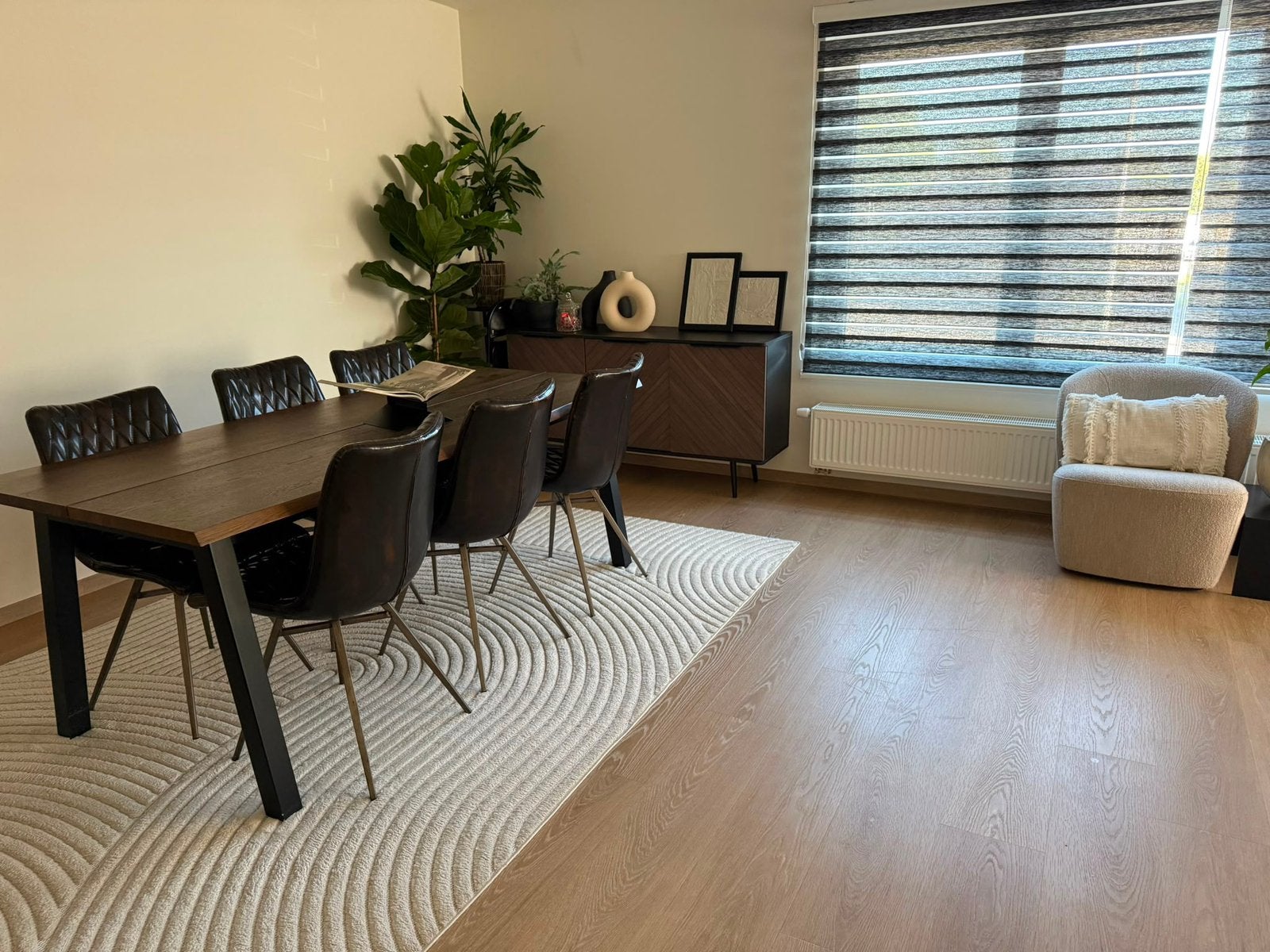 Eettafel + 6 stoelen + dressoir – mooie complete set
