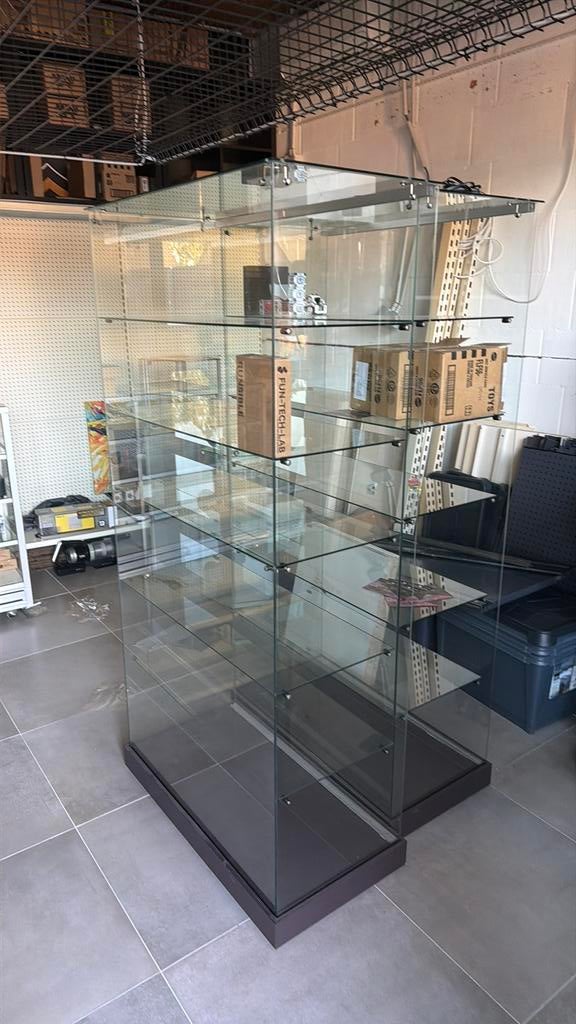 Vitrinekasten en vintage toog, Ophalen, Zo goed als nieuw